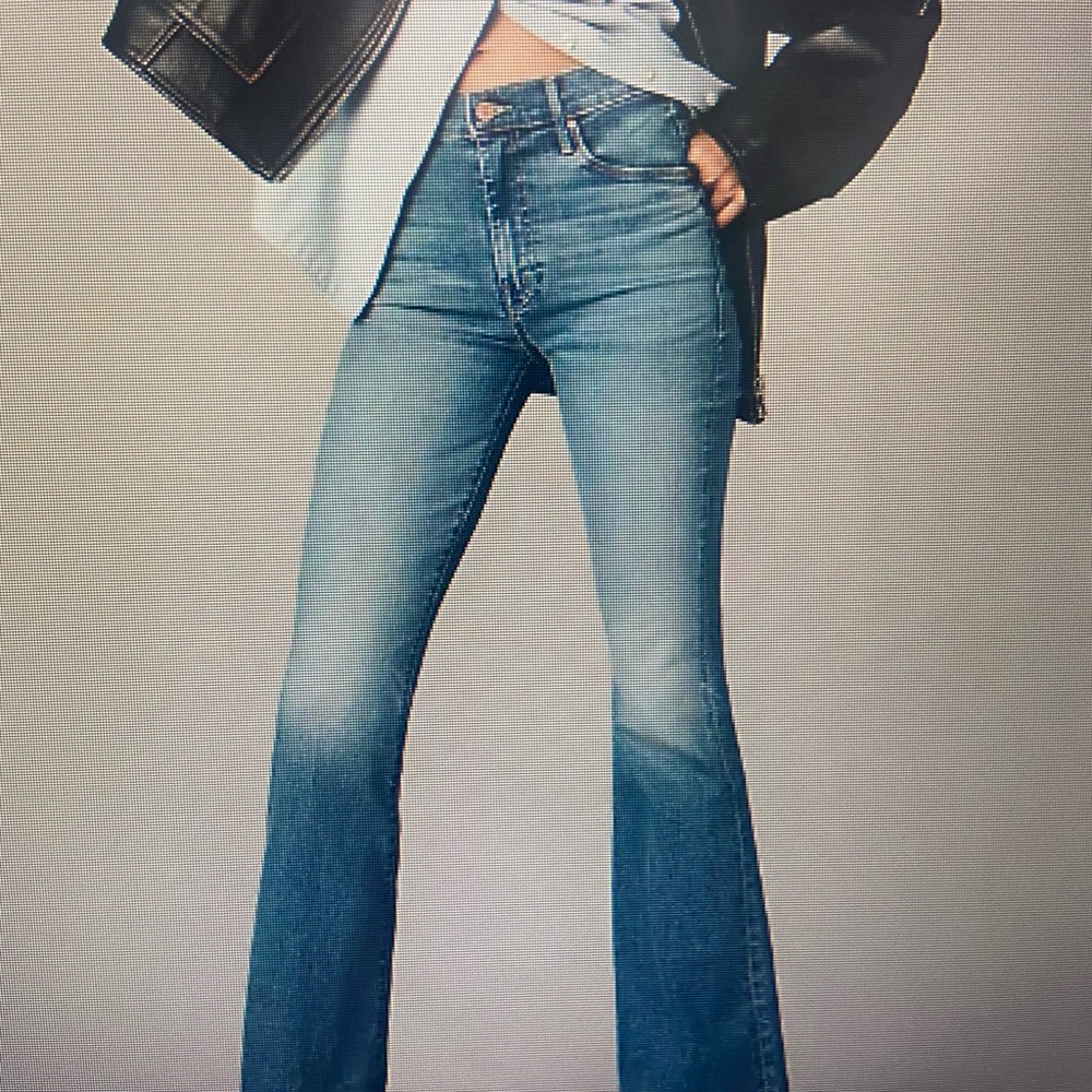 MOTHER Flare Blue Jeans weekender frayed.